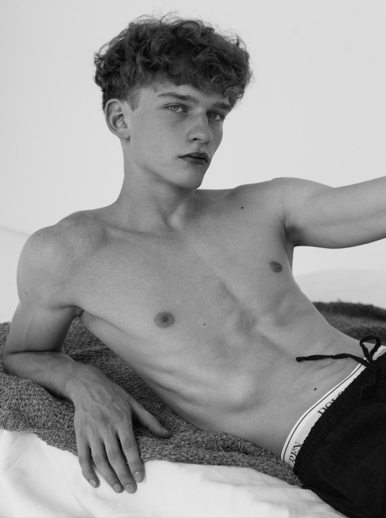 Simonas Memėnas look 2